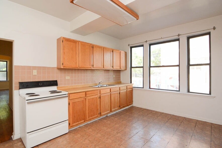 Building Photo - 3145 W Medill Ave