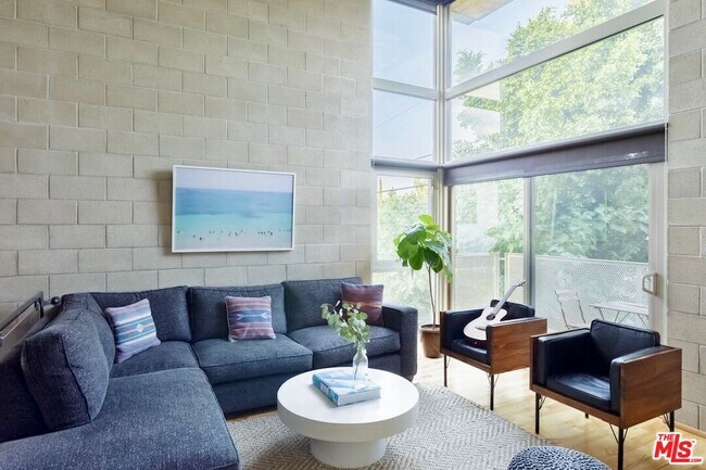 Building Photo - 530 N Larchmont Blvd