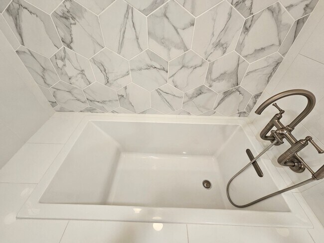 Building Photo - Cherry Creek Beautiful and Bright 1 Bed 1 Bath Condo