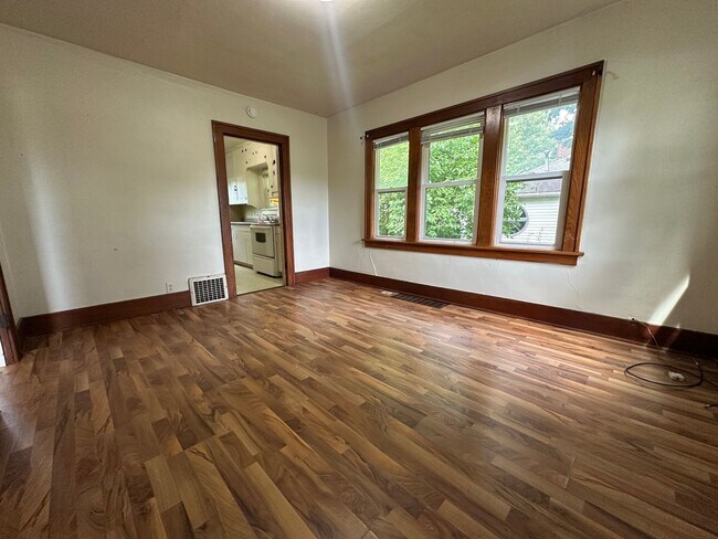 Building Photo - 2 bed, 1 bath home for rent in Waterloo