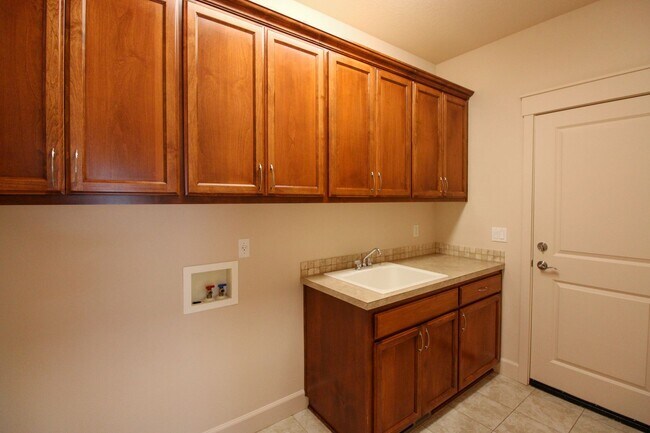 Building Photo - 3091 Kurt Dr NW