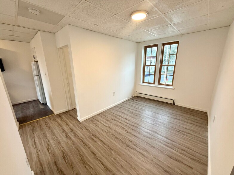 Building Photo - 86 Willow St