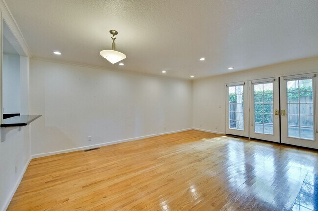 Building Photo - 2-Suite Townhome in Whisman Station Area | Easy Access to 101/237/85