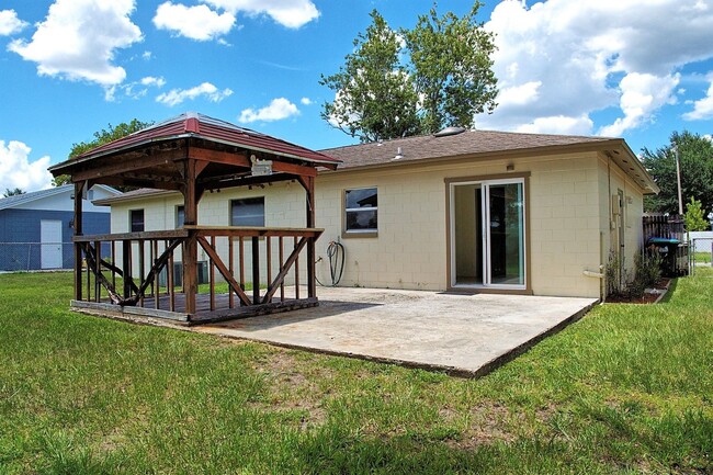 Building Photo - Nice 3/2 with 1 car garage fully fenced ba...