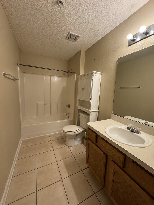Building Photo - 2 Bed, 2 Bath Condo in Gated Community wit...