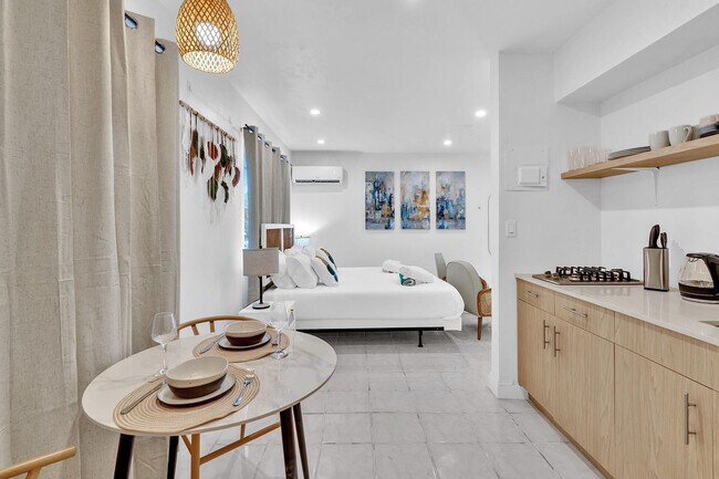 Building Photo - 1941 Washington St