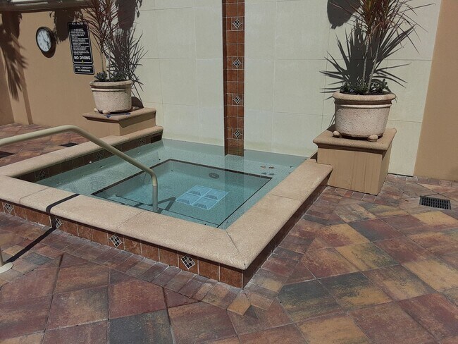 Building Photo - Annual unfurnished 2/2 luxury condo downto...