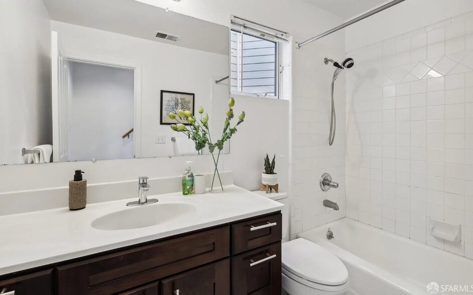 Building Photo - 28 Jennifer Pl