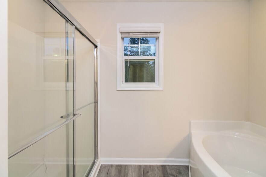 Building Photo - 120 Woodcote Dr