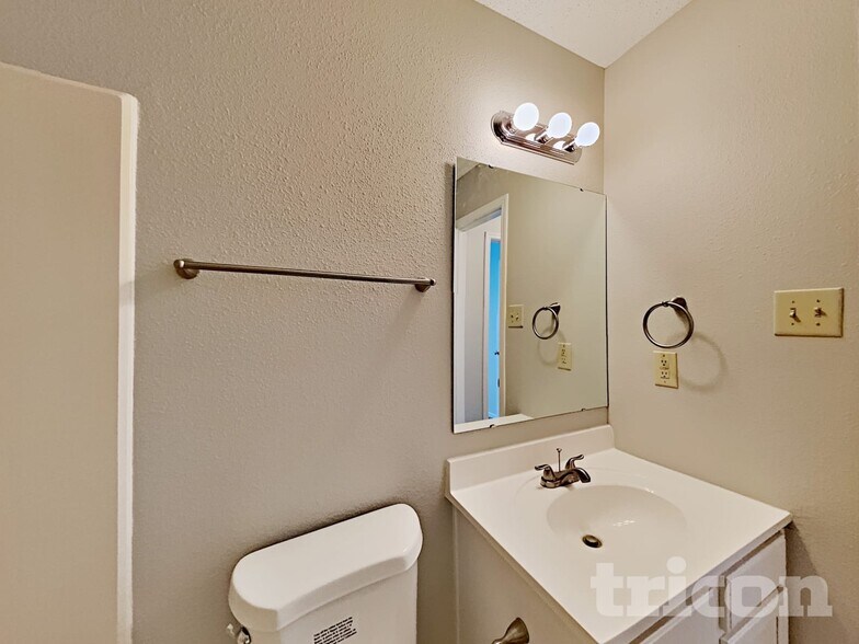 Building Photo - 779 Fern St