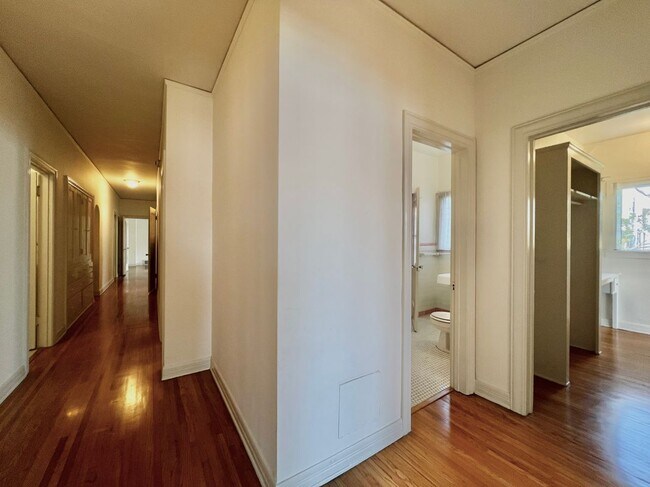 Building Photo - 145 N Sycamore Ave