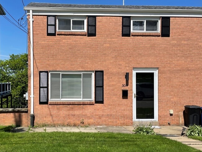 Primary Photo - 304 Oneida St