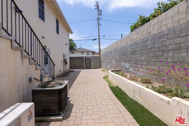 Building Photo - 12833 Delano St