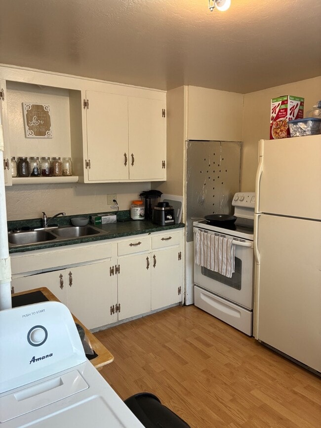 Building Photo - 202 W Lorene Ln