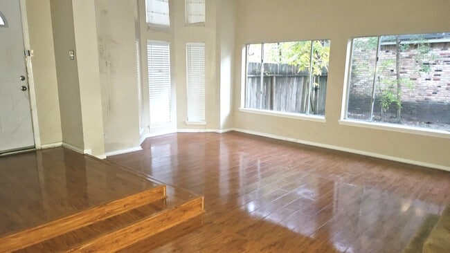 Building Photo - 2910 Skypark Dr