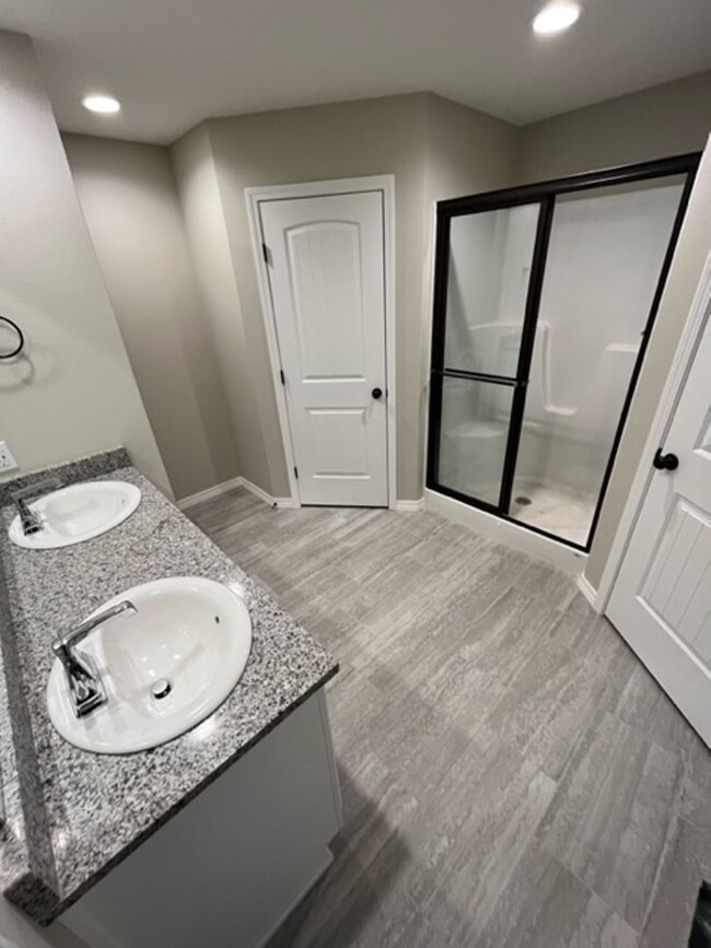 Building Photo - Beautiful one-year-old 3 bed, 2 bath, 3 ca...