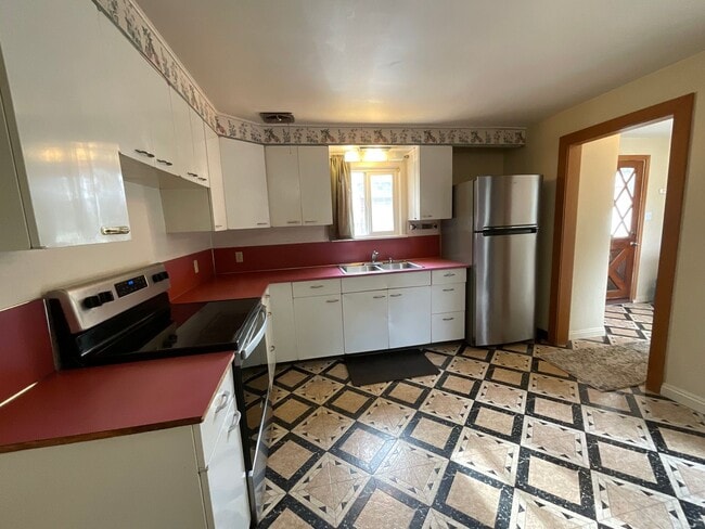 Building Photo - Great 2 Bedroom 1 Bath Home Near the Heart...