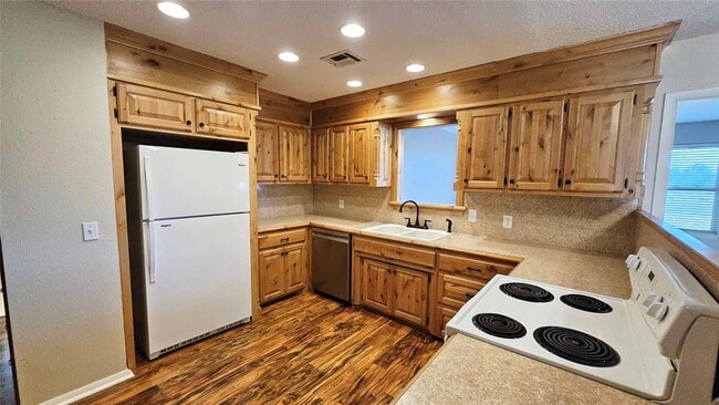 Building Photo - 1008 W Silver Meadow Dr