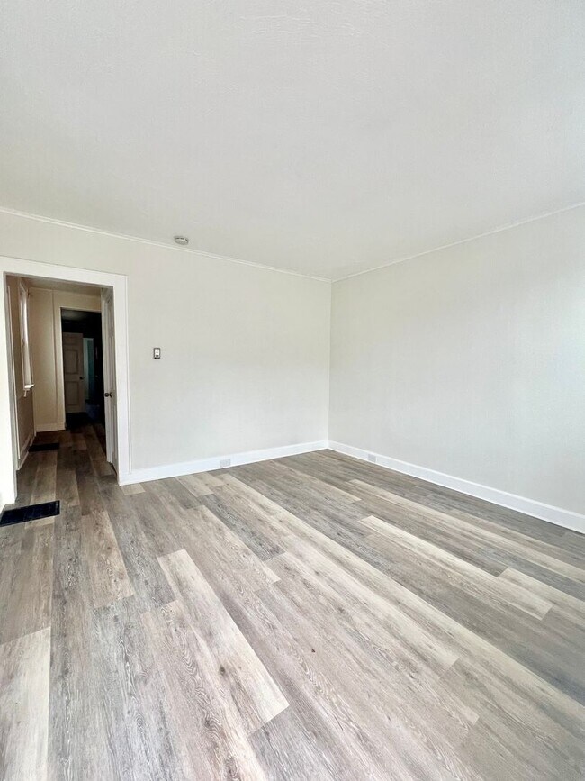 Building Photo - 3 Bedroom 2 Bath City Home Available