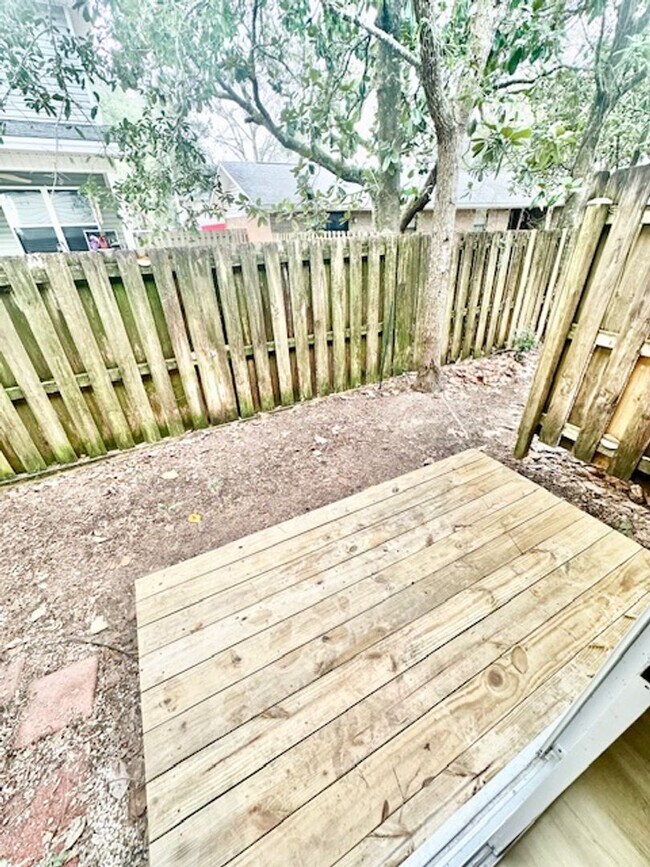 Building Photo - Nice 2 Bedroom/2.5 Bath/1 Car Garage End Unit Townhome For Rent!