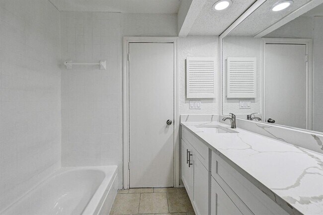 Building Photo - 2022 Lakewood Ct