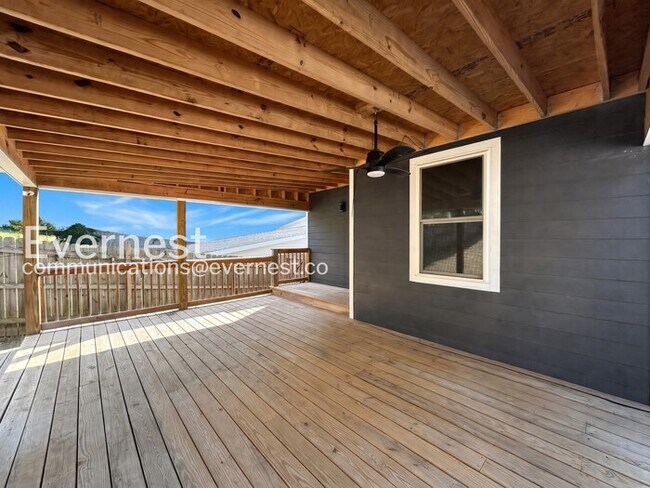 Building Photo - 2 Bed/1 Bath Home with Fenced Yard / Available Now!