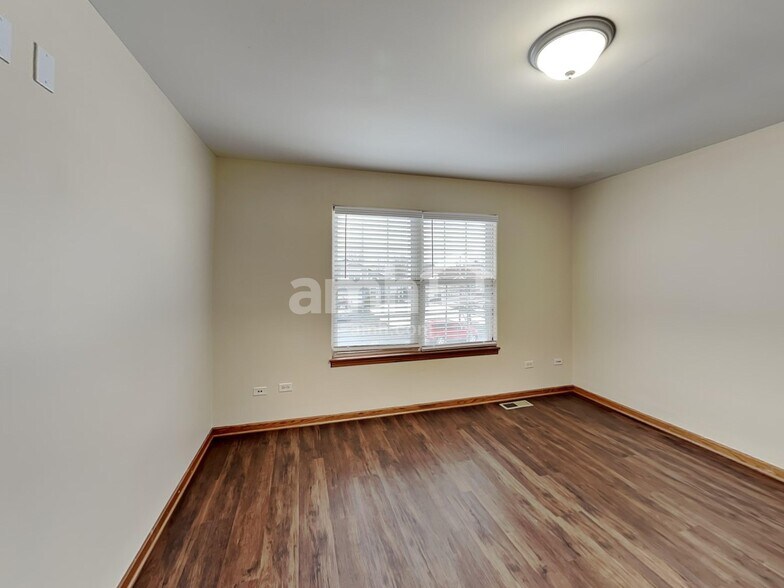 Building Photo - 902 Thorn Creek Dr