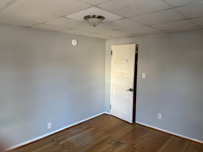 Building Photo - 42 Spruce St