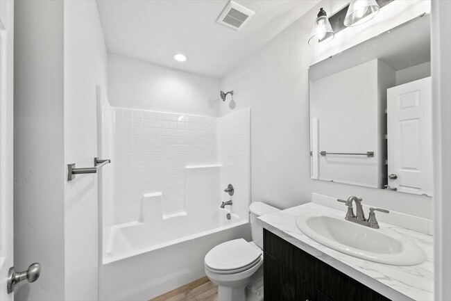 Building Photo - 653 S Blackfoot