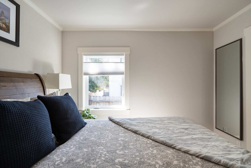 Building Photo - 529 NW 21st Ave