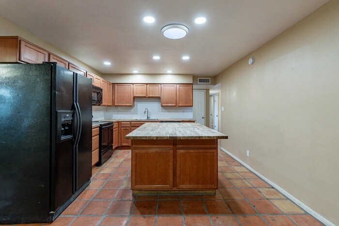 Building Photo - 1025 W 12th Pl