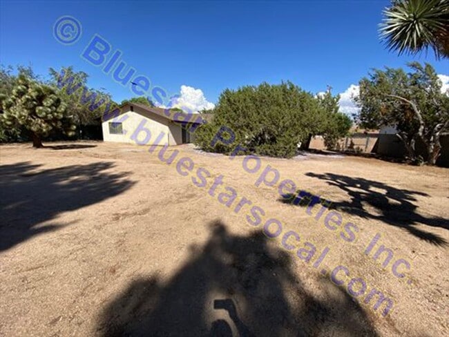 Building Photo - Just Listed in Hesperia!!!
