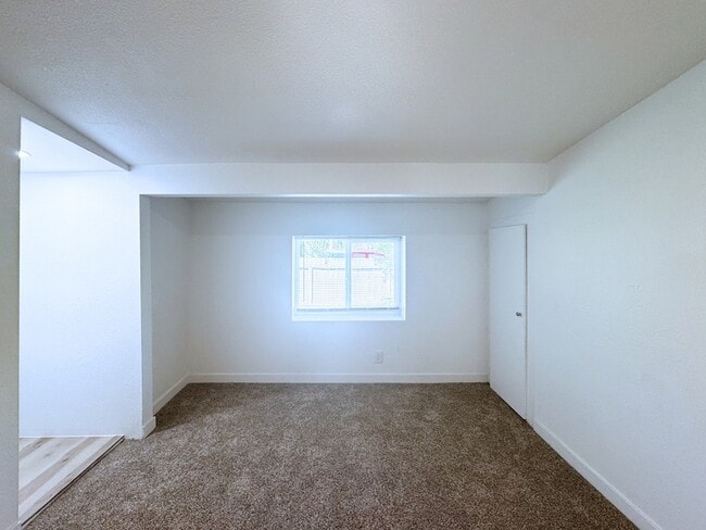 Building Photo - 2210 W 19th Ave