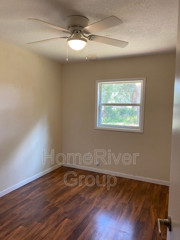 Building Photo - 2401 NE 59th Pl
