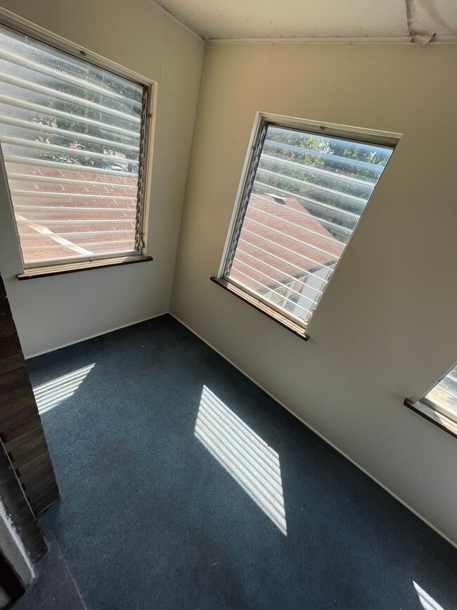 Building Photo - Large Brick 7 bedroom home. email Amber@os...