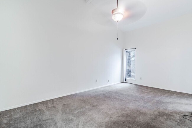 Building Photo - 2BD/2BA Condo located in Perkins Gardens