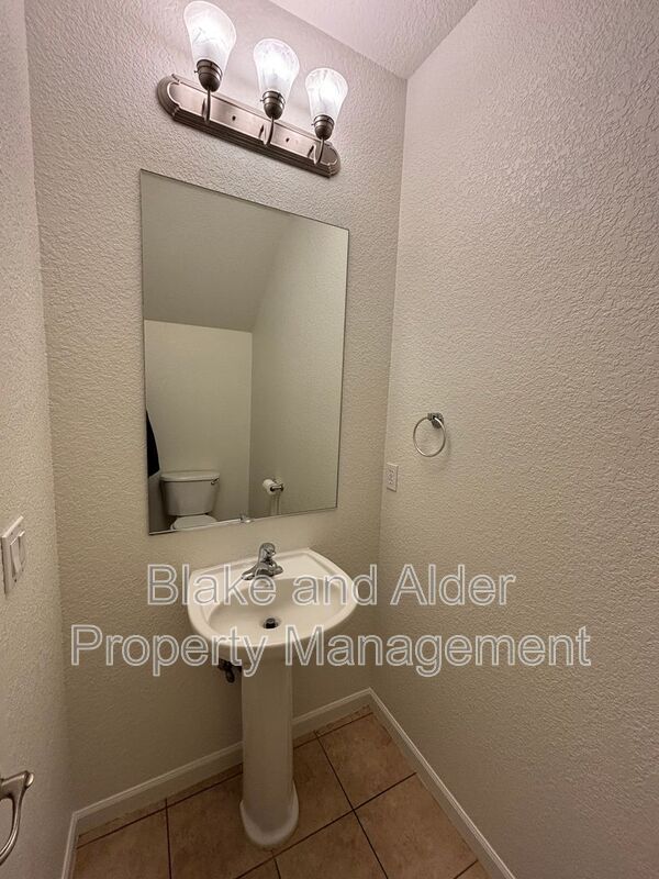 Building Photo - 347 Norway St NE