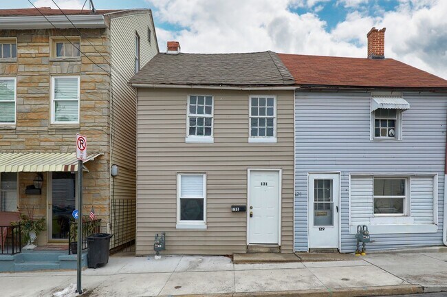 Primary Photo - Available Now! 2 Bedroom House with Parkin...