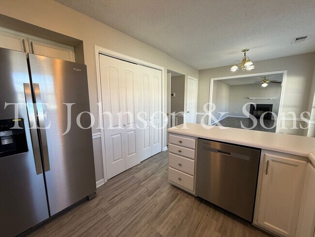 Building Photo - Spacious 4 Bedroom Home with Modern Comfor...