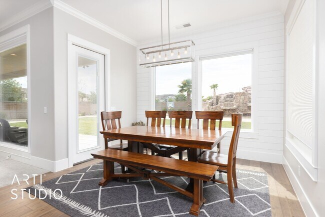 Building Photo - Fully Furnished Gorgeous 5 bed 4 bath with...