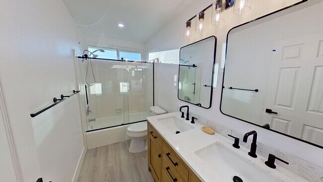 Building Photo - 6232 E Shenandoah Ave