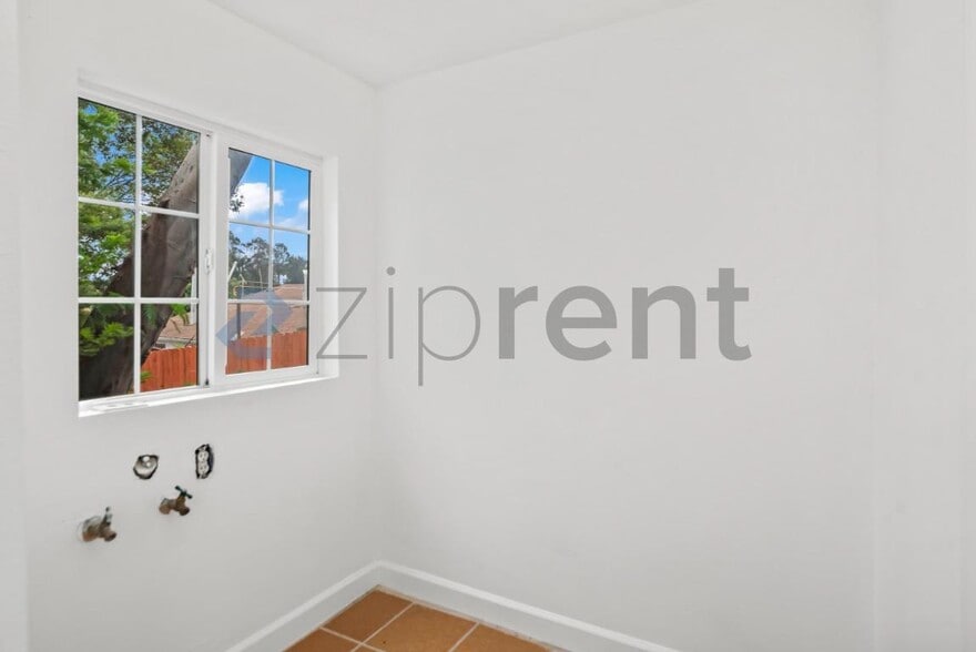 Building Photo - Unit