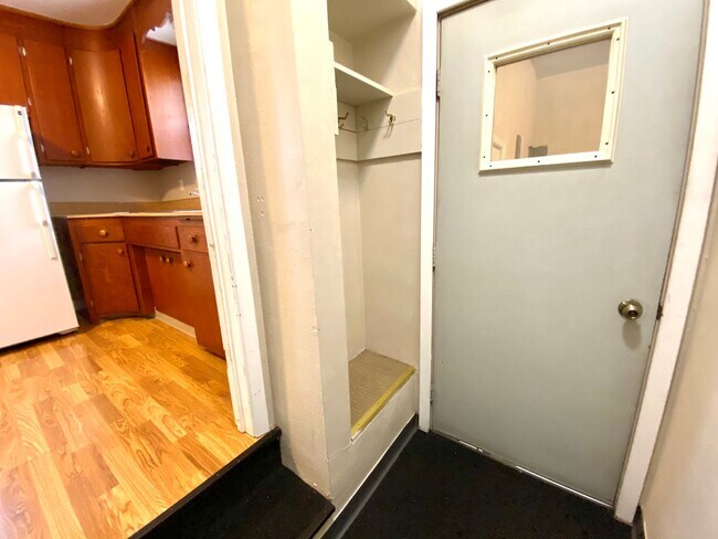 Building Photo - Gorgeous 5 Bed, 2 Bath House Near Concordia and MSUM!