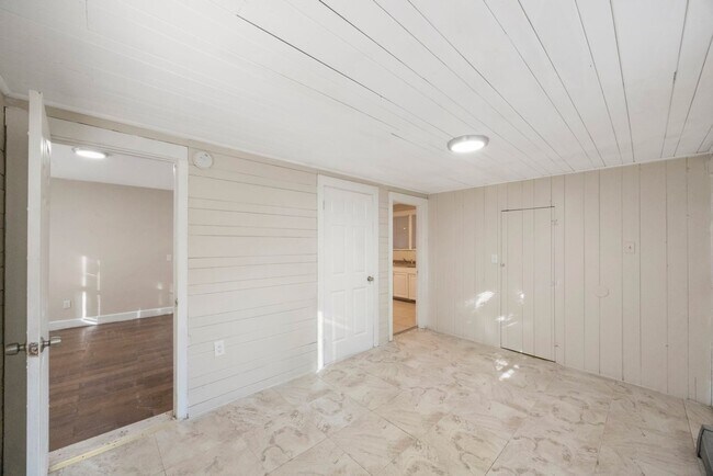 Building Photo - REDUCED  $25 App Fee  3bdrm/1bath home with large yard ** Section 8 OK *** $1795.00**