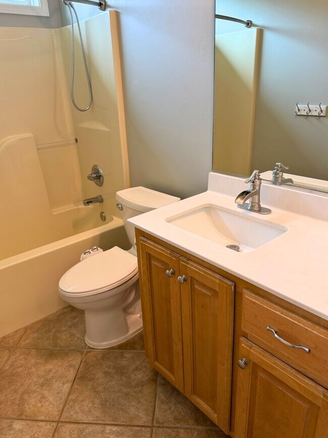 Building Photo - Rare find! 4/3 with amenities!