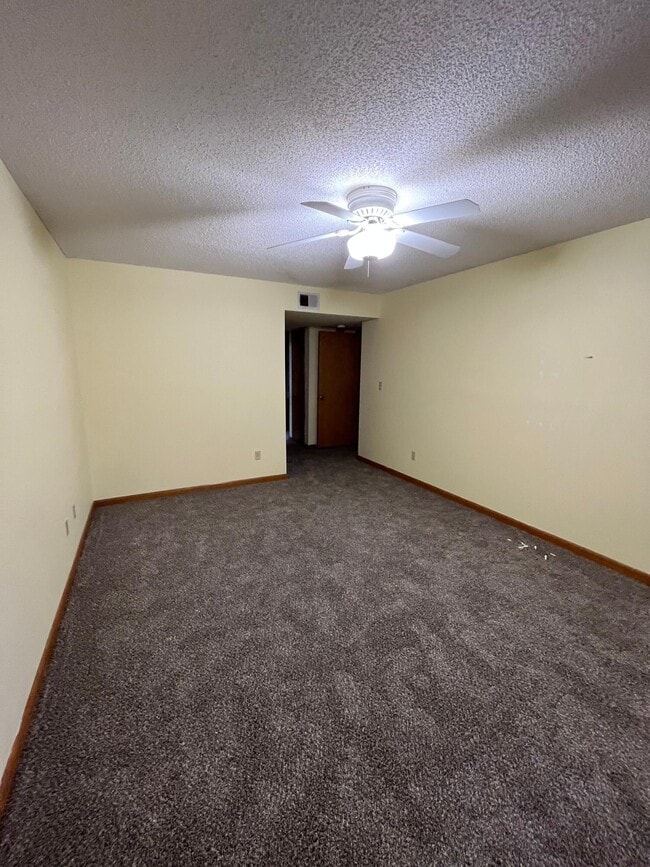 Building Photo - 3945 Balsam Dr