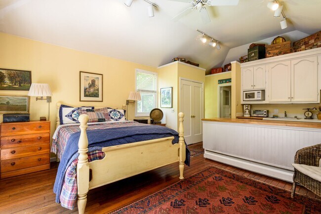 Building Photo - Vintage Craftsman Atherton Estate with Mod...