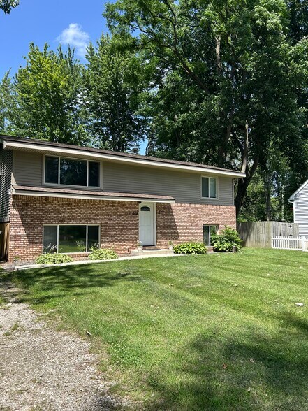 Building Photo - 217 Glenmoor St