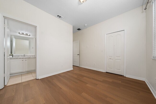 Building Photo - 2 Bedroom /2.5 bathrooms Town House. Just few minutes from Medical City.