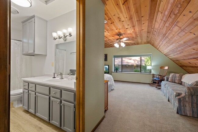 Building Photo - Fully Furnished 3 Bedroom Retreat in the Pines – Flexible 3–12 Month Lease